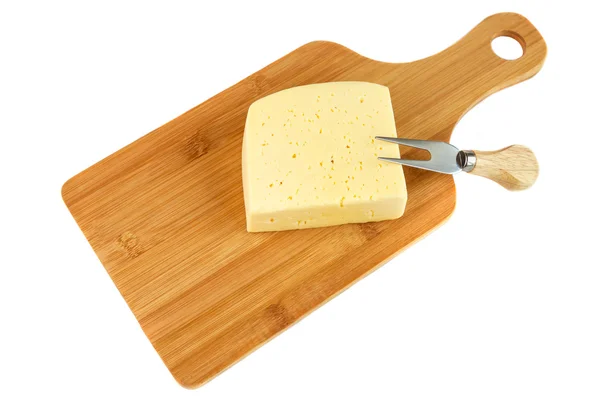 Bloque de sabroso queso sobre tabla de cortar con un cuchillo, aislado sobre fondo blanco —  Fotos de Stock