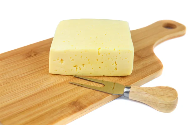 Bloque de sabroso queso sobre tabla de cortar con un cuchillo, aislado sobre fondo blanco —  Fotos de Stock