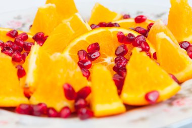 Dilim olgun portakal ve nar tohumları