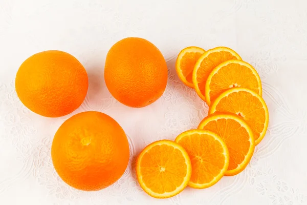 Frische Orangen und Scheiben — Stockfoto