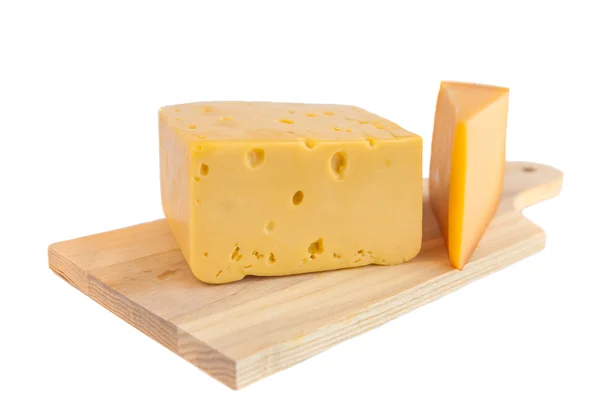 Bloques de queso sobre tabla de cortar, aislados sobre fondo blanco —  Fotos de Stock
