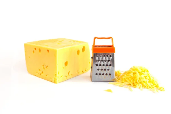 Pieza de queso, queso rallado y ralladura metálica para preparar queso rallado aislado sobre blanco —  Fotos de Stock