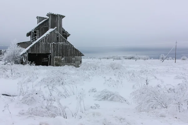 La casa embrujada abandonada hecha de madera para las vacaciones de Halloween en invierno — Foto de Stock