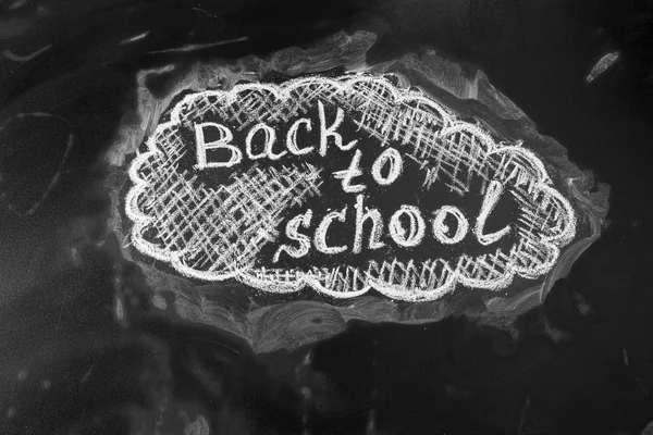 Volver a la escuela fondo con el título "Volver a la escuela" escrito por tiza blanca en la pizarra — Foto de Stock