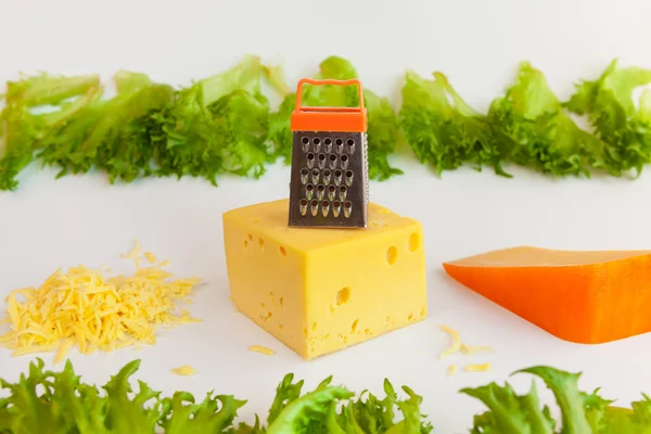 Trozos de quesos, queso rallado, ralladura metálica para la preparación de queso rallado y hojas de frillis —  Fotos de Stock