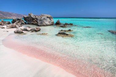 Yunanistan kıyılarında Girit Adası. pembe kum plaj ünlü elafonisi (veya elafonissi).