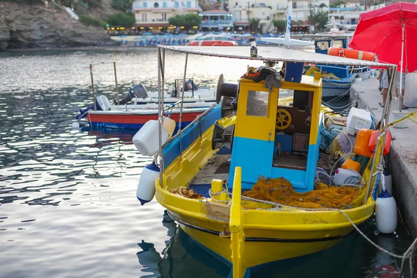 Barco de pesca en el pequeño puerto situado en Fish Village Bali en la isla de Creta en Grecia . — Foto de Stock