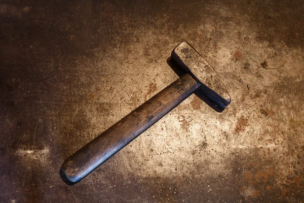 Metal zemin üzerine Ahşap Saplı çelik çekiç