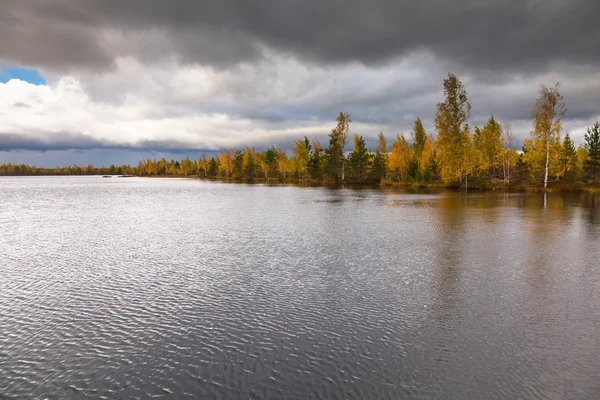 Paysage d'automne sur le lac — Photo