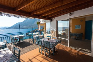 Bali, Island Girit, Yunanistan - 23 Haziran 2016: restoranında Akdeniz deniz ve dağ manzaralı tablolar
