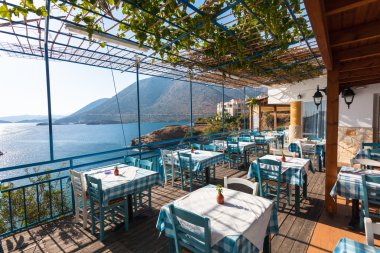 Bali, Island Girit, Yunanistan - 23 Haziran 2016: restoranında Akdeniz deniz ve dağ manzaralı tablolar