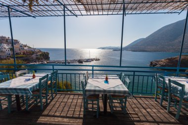 Bali, Island Girit, Yunanistan - 23 Haziran 2016: restoranında Akdeniz deniz ve dağ manzaralı tablolar