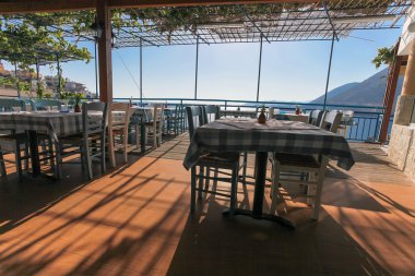 Bali, Island Girit, Yunanistan - 23 Haziran 2016: restoranında Akdeniz deniz ve dağ manzaralı tablolar