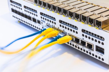 Ekipman radyo baz istasyonu, Sfp modülleri, mavi ve sarı yama halatlar hareket. Internet. İletişim. Ağ