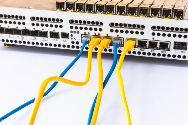 라디오 기지국, Sfp 모듈, 모션에 파란색과 노란색 패치 코드의 장비. 인터넷입니다. 통신입니다. 네트워크 — 스톡 사진