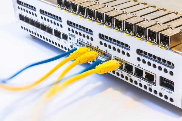 Ausrüstung der Funkbasisstation, der sfp-Module, der blauen und gelben Patchkabel in Bewegung. Internet. Kommunikation. Netzwerk — Stockfoto