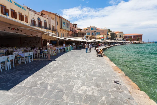 Chania, Creta - 26 de junio de 2016: Restaurantes y cafeterías en el terraplén del casco antiguo de Chania, Creta . — Foto de Stock