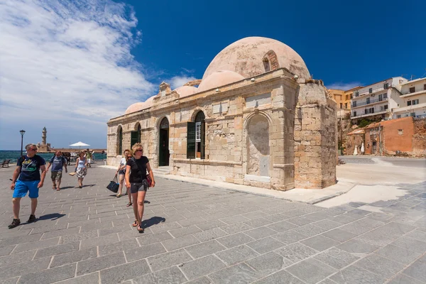Chania, Creta - 26 de junio de 2016: La mezquita Kioutsouk (que significa "pequeña") Hassan se encuentra en el puerto veneciano de Chania. Es la única mezquita conservada de la ciudad y fue construida durante la segunda mitad del siglo XVII. . — Foto de Stock
