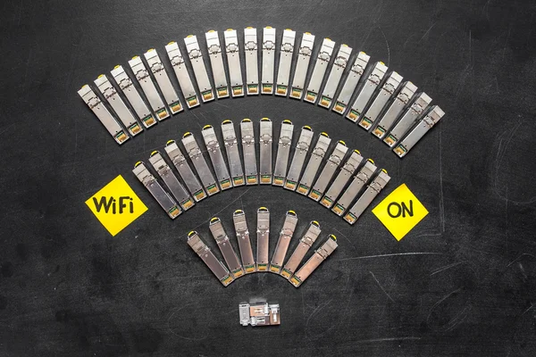 Moduli di rete Internet SFP per interruttore di rete come simbolo wifi e adesivi gialli con titolo "WIFI on" su sfondo nero — Foto Stock