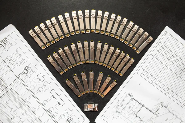 Módulos de rede SFP da Internet para comutador de rede como símbolo wifi e plantas de equipamentos de comunicação em fundo preto — Fotografia de Stock