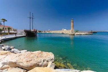 Rethymnon, Island Girit, Yunanistan, - 1 Temmuz 2016: liman deniz feneri ve eski yelkenli gemi ile görünümünü