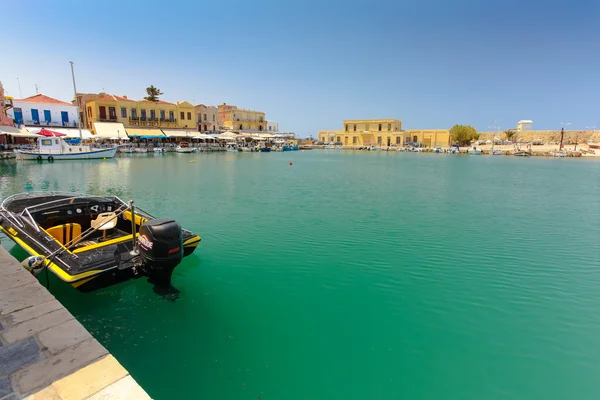 Rethymnon, Isla de Creta, Grecia, - 1 de julio de 2016: Vista del puerto con barcos pequeños y la lancha motora amarrada — Foto de Stock