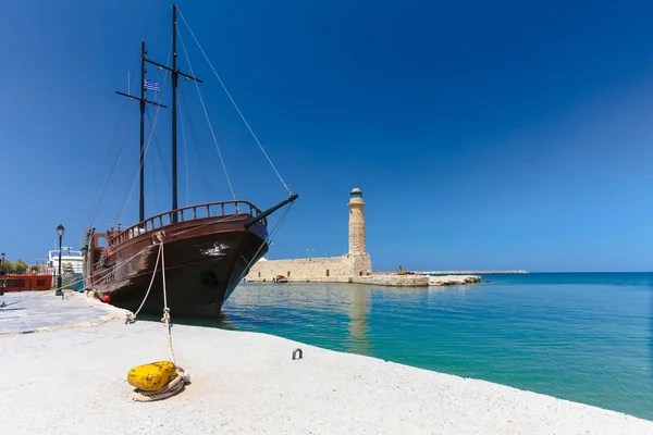 Rethymnon, Isla de Creta, Grecia, - 1 de julio de 2016: Vista del puerto con el faro y el viejo velero — Foto de Stock