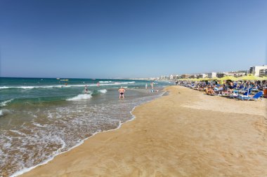 Rethymno, Island Girit, Yunanistan, - 1 Temmuz 2016: City beach insanlar ve Akdeniz denizin dalgaları
