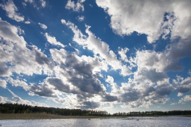 Rüzgarlı gün bulutlu sonbahar ve mavi gökyüzü dalgalar ile göl manzara