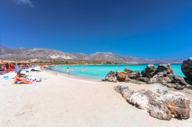 Elafonisi, Island Girit, Yunanistan - 28 Haziran 2016: güzel plaj Elafonisi (veya Elafonissi) pembe kum ile 