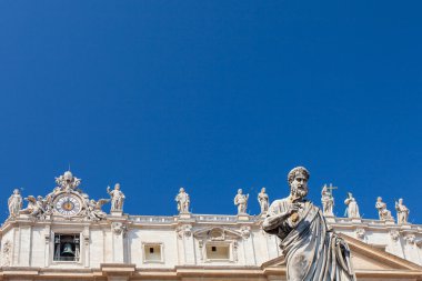 Saint Peter, St. Peter Bazilikası ve St. Peter Bazilikası Vatikan arka planda çatıda duran heykel heykeli. 
