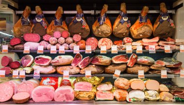 Rome, İtalya - 11 Eylül 2016: Çeşitli İtalyan et ürünlerinde süpermarket Roma, İtalya