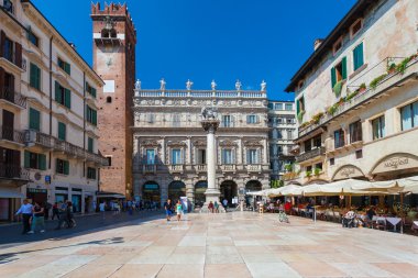 Verona, İtalya - 08 Eylül 2016: Piazza delle Erbe Verona, Kuzey Italya'nin bir meydanda görünümdür.