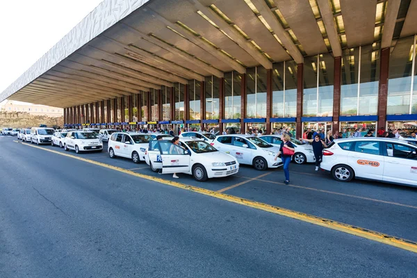 Taxi Taxi Stop Queue People Entrance Termini Train Station Rome — Stock Photo, Image