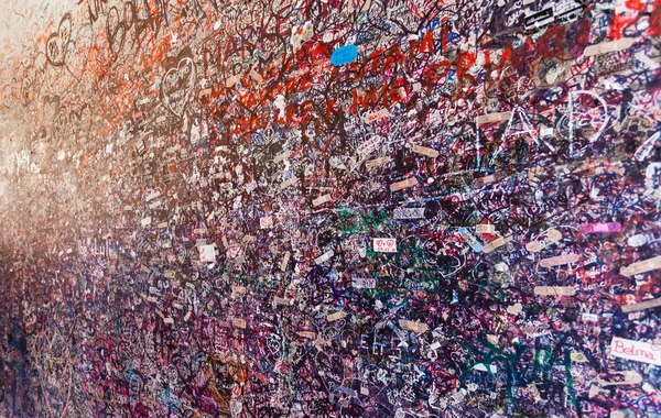 The wall full of messages on different foreign languages from lovers in Juliet house, city Verona, Italy — Stock Photo, Image