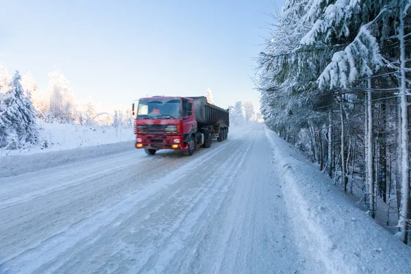 Размытие движения грузовика на зимней дороге в морозный день — стоковое фото