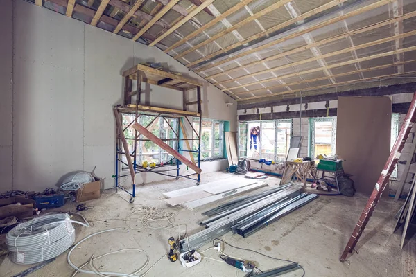 Proceso de trabajo de renovar la habitación con la instalación de paneles de yeso o placas de yeso y escalera con materiales de construcción están en el apartamento está en construcción, remodelación, renovación, extensión — Foto de Stock