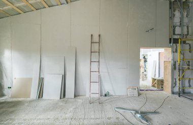 Dairede alçıpan duvarları yapmak için metal çerçeveler - alçıpan - alçıpan için çalışma süreci inşaat, yenileme, yenileme, yenileme, uzatma, restorasyon ve yeniden yapılanma aşamasında.