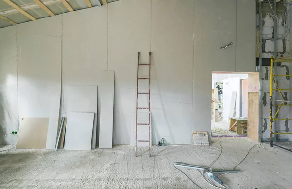 Working process of installing metal frames for plasterboard -drywall - for making gypsum walls in apartment is under construction, remodeling, renovation, extension, restoration and reconstruction. — Stock Photo, Image
