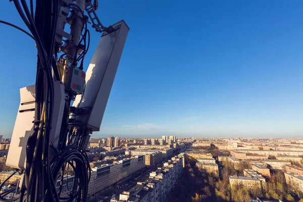 Antena de painel de rádio com unidade de rádio ao ar livre e cabos de alimentação, cabos coaxiais, fibras ópticas na construção de metal para equipamentos de dados de telecomunicações ou mastro na cidade. Fora de parte de — Fotografia de Stock