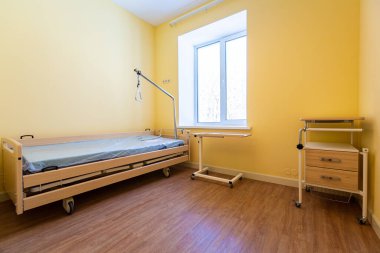 Temiz boş bir hastane ya da yeni yatağı olan bir bakımevi tek bir hasta için hazır.