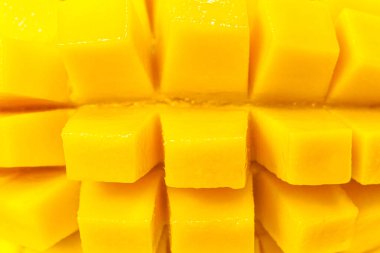 Kapatın mango dilimlerini kesin.