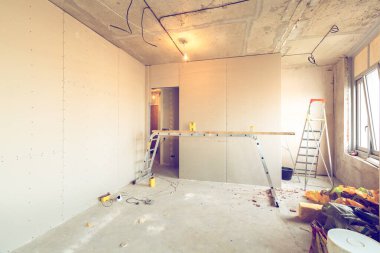 Dairede alçıpan duvarları yapmak için metal çerçeveler - alçıpan - alçıpan için çalışma süreci inşaat, yenileme, yenileme, yenileme, uzatma, restorasyon ve yeniden yapılanma aşamasında.