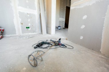 Apartmanda alçıtaşı duvarları yapmak için alçı levha ya da alçıpan yerleştirme süreci yapım, yenileme, yenileme, uzatma, restorasyon ve yeniden inşa ve el aletleri -