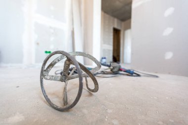 İnşaat aracı -elle yapılan beton karıştırıcı apartmanın zemininde yapım, yenileme, yenileme, yenileme, uzatma, restorasyon ve yeniden inşa aşamasında.