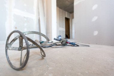 İnşaat aracı -elle yapılan beton karıştırıcı apartmanın zemininde yapım, yenileme, yenileme, yenileme, uzatma, restorasyon ve yeniden inşa aşamasında.