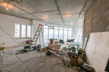 Dairede alçıpan duvarları yapmak için metal çerçeveler - alçıpan - alçıpan için çalışma süreci inşaat, yenileme, yenileme, yenileme, uzatma, restorasyon ve yeniden yapılanma aşamasında.