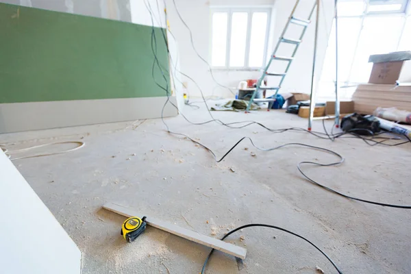 Working process of renovate room with installing drywall or gypsum plasterboard in apartment is under construction, remodeling, renovation, extension, restoration and reconstruction. Concept of home — Stock Photo, Image