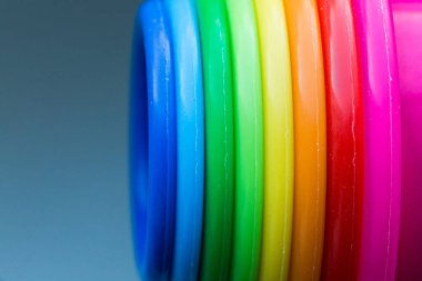 Çok renkli plastik nesne. Renkli çocuk oyuncaklarının dikey desenleri.