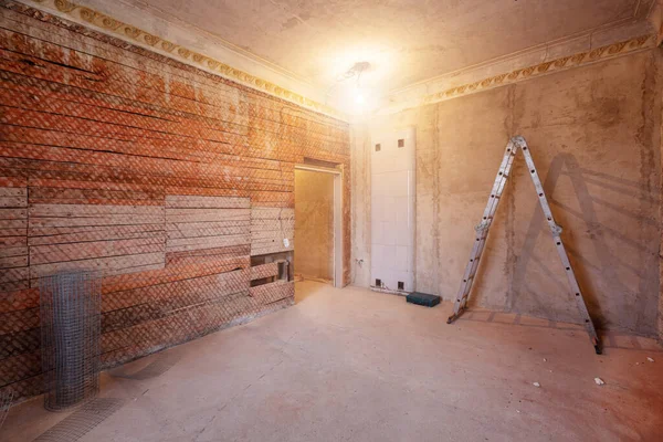 Лестница в комнате в квартире, которая находится в стадии строительства, реконструкции, реконструкции, расширения, восстановления и реконструкции. — стоковое фото